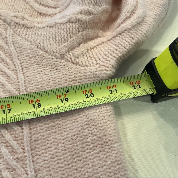 Samsung Device with White and Silver Accents - Picture 5 of 10